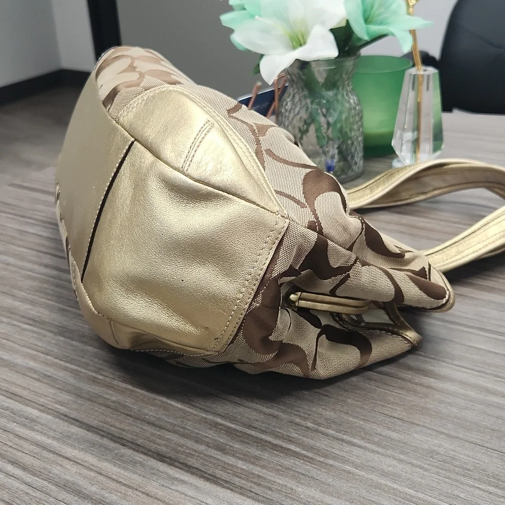 COACH LARGE 3 COMPARTMENT MONOGRAM GOLD LEATHER ACCENT WITH KISSLOCK - Picture 7 of 13